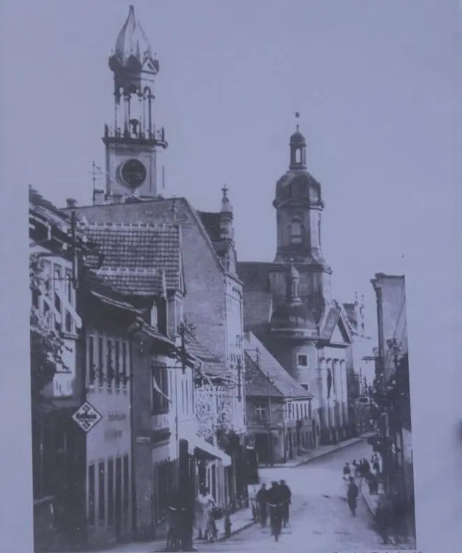 Ein historisches Bild von der durch Muskau führenden Berliner Straße. Im Hintergrund ist die Andreaskirche, auch Wendische Kirche genannt, zu sehen.