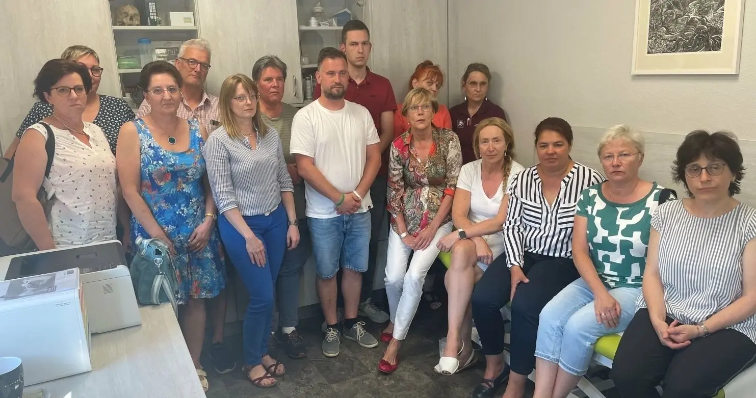 Ein Dutzend Ärztinnen hatten sich am Montag, 12. Juni 2023, gemeinsam mit Kommunalpolitikern in Sorge um die Zukunft des Finsterwalder Krankenhauses in der chirurgischen Praxis von Dr. Astrid Knöfel versammelt.