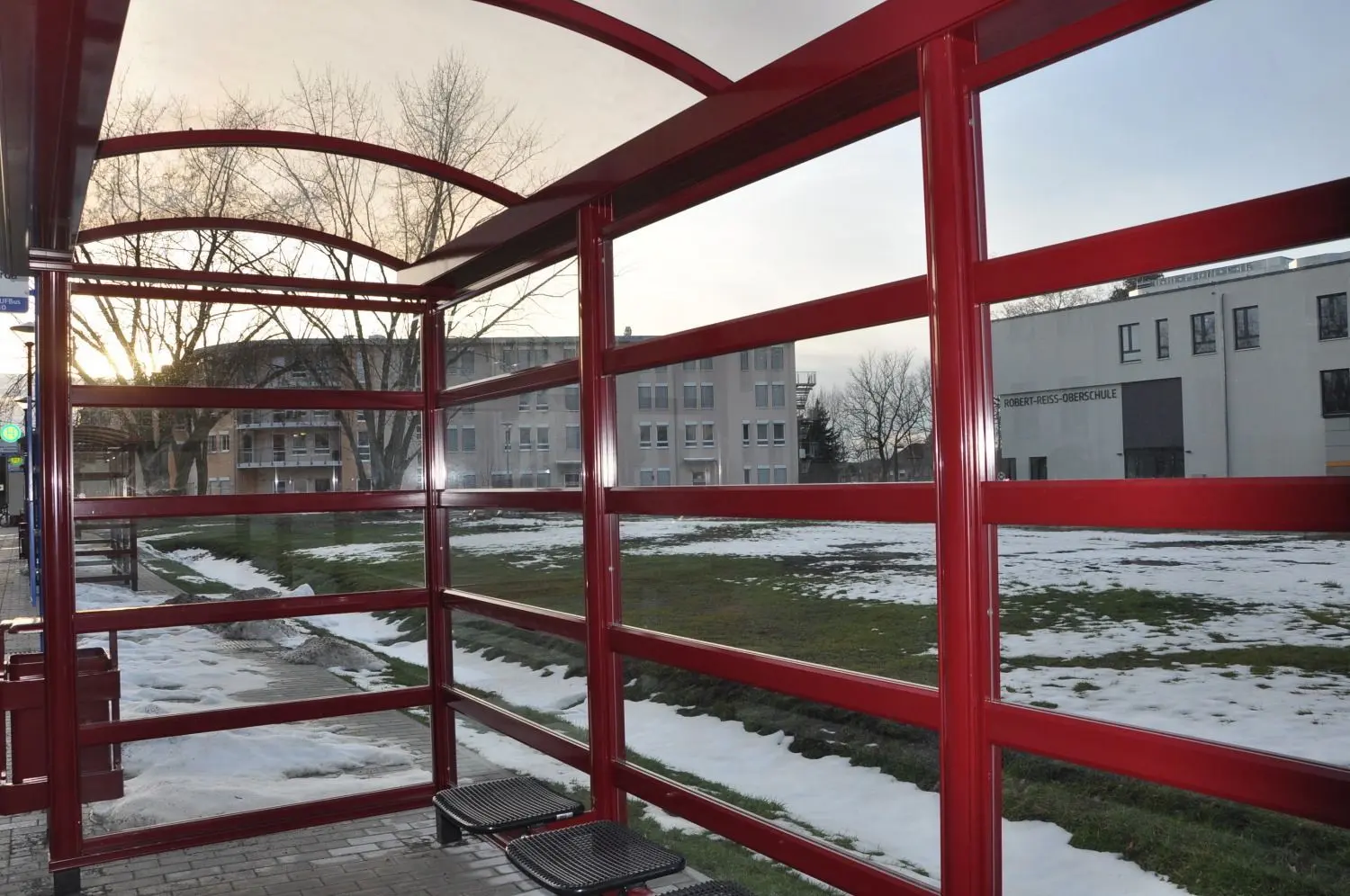 Vor der Oberschule Robert Reiss in Bad Liebenwerda soll nun die Freifläche gestaltet werden. Integriert werden 41 Pkw-Stellplätze. Im Hintergrund (l.) die Seniorenwohnstätte.