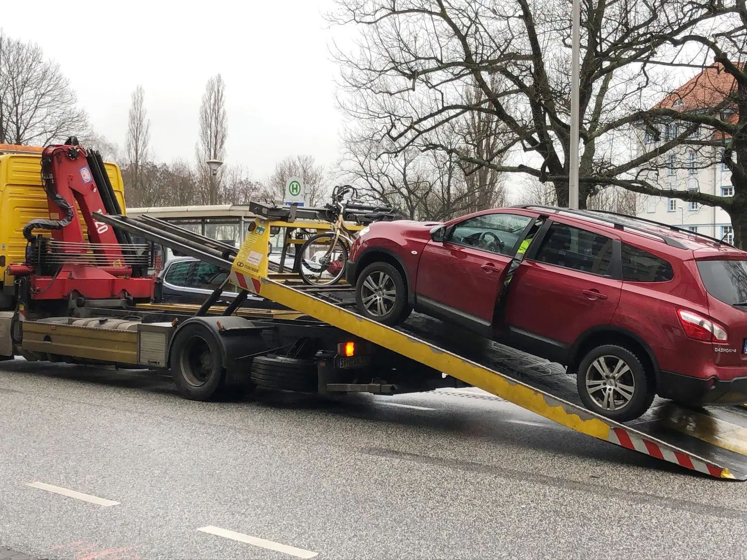 Schwerer Verkehrsunfall zwischen einem PKW und einem Radfahrer auf der Juri-Gagarin-Strasse in Cottbus-Ströbitz.