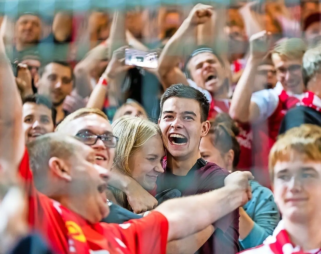 Jubel wie nach einem Sieg in der Meisterschaft: Nach dem 1:3-Ehrentreffer durch Berkan Taz feierten die Fans von Energie Cottbus die bemerkenswerte Leistung ihrer jungen Mannschaft gegen den FC Bayern. ⇥