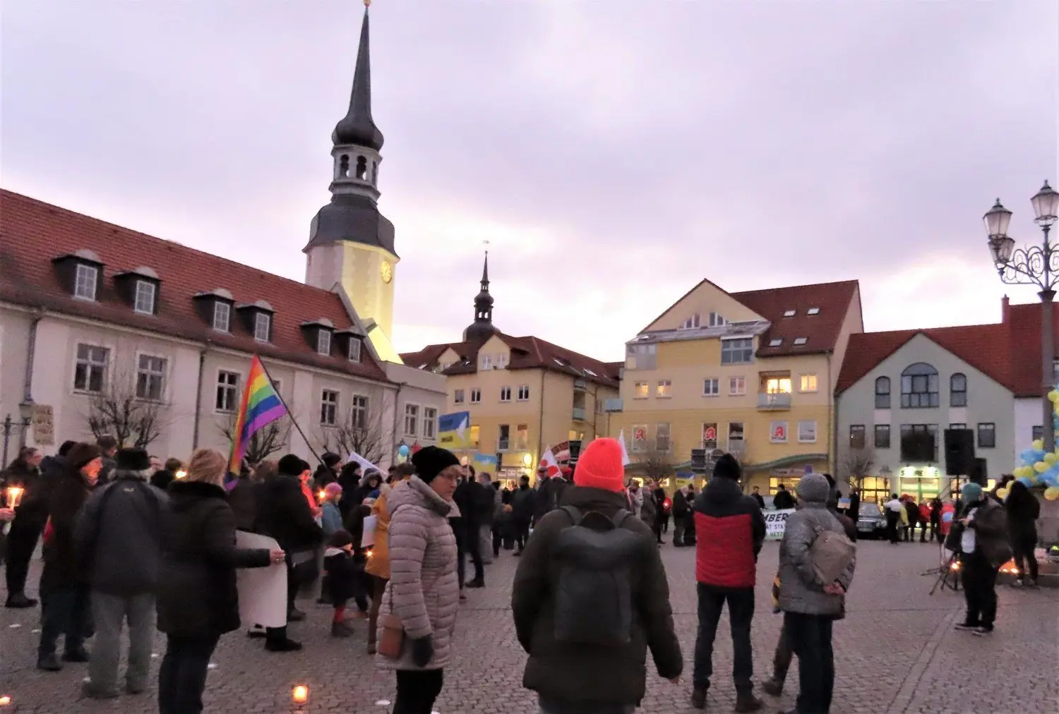 Kurz vor 18 Uhr füllt sich der Marktplatz in Spremberg zur Friedensdemo.