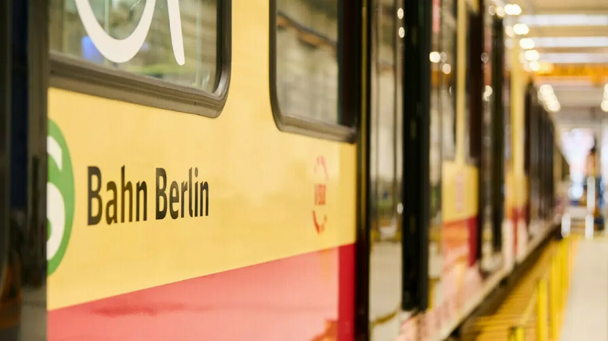 Warum sich eine notentriegelte Tür der Baureihe 481 während der Fahrt nahezu komplett geöffnet hat, konnte vor Gericht nicht geklärt werden (Symbolbild).
16.02.2022, Berlin: ·S-Bahn Berlin" steht auf einem Vorserienzug, der die Jungfernfahrt in Berlin hinter sich hat. Züge der neuen S-Bahn-Baureihe für Berlin 483 / 484 stehen zur Fertigung im Stadler-Werk Berlin. Teilweise fahren die Züge schon auf den Linien S 47 und S 45 und ab Juli auch auf der S 46 zwischen Königs Wusterhausen und Westend. Foto: Annette Riedl/dpa +++ dpa-Bildfunk +++