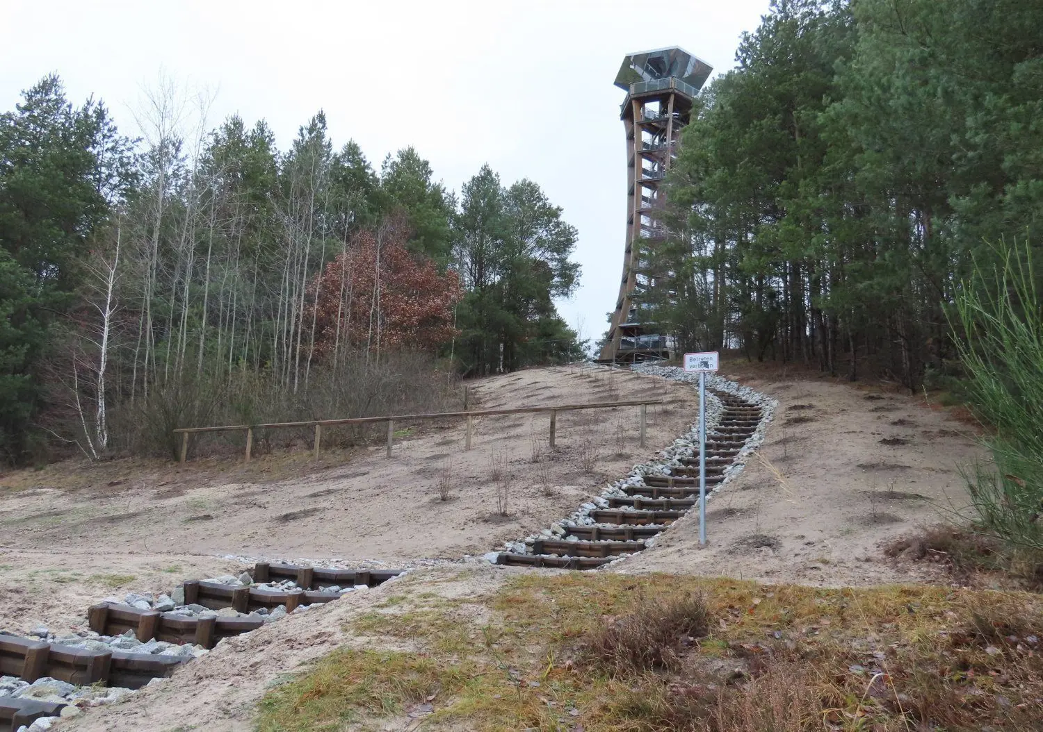 Nach dieser Hangsicherung soll das Regenwasser geordnet abfließen können und keinen Sand, keine Erde mehr unterm Turm weg spülen.
