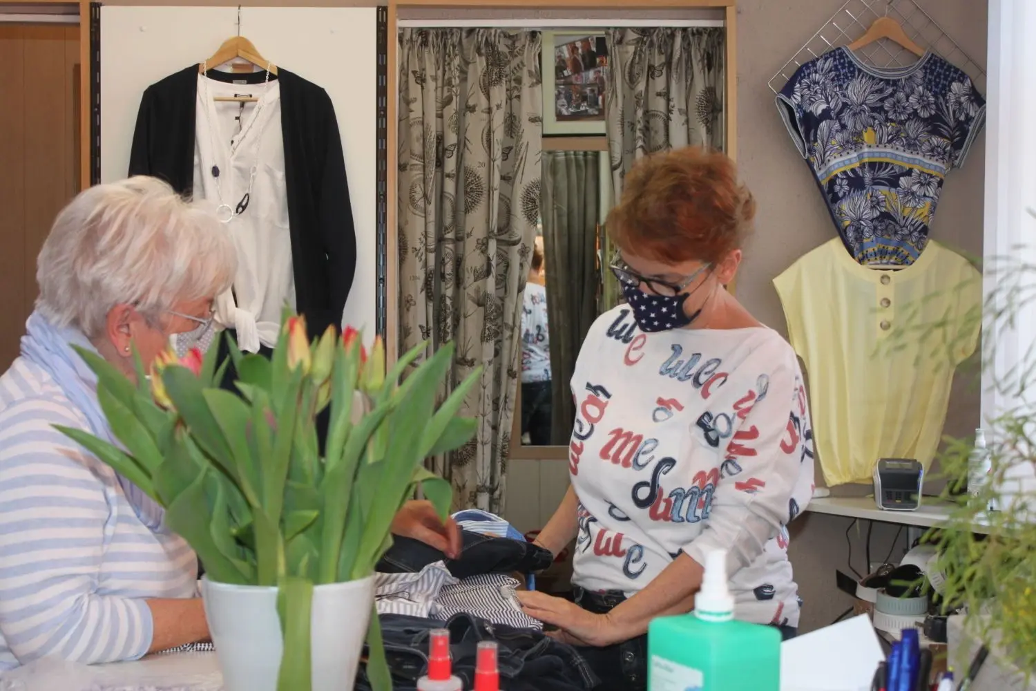 Endlich sind die kleinen Geschäfte in Herzbergs Innenstadt wieder geöffnet. Wie hier in der Boutique Fashion & Style freuen sich die Kunden, wieder shoppen zu können und gut beraten zu werden. Zum „Inventar" gehören jetzt auch Mundschutz, Handschuhe und Desinfektionsmittel.