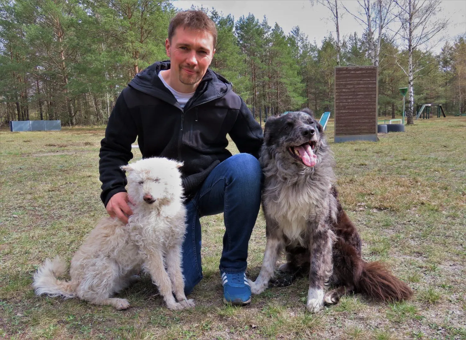 Maik Seiffert, der Vorsitzende des Welzower Hundesportvereins, mit Iza (l.) und Baily (r.).