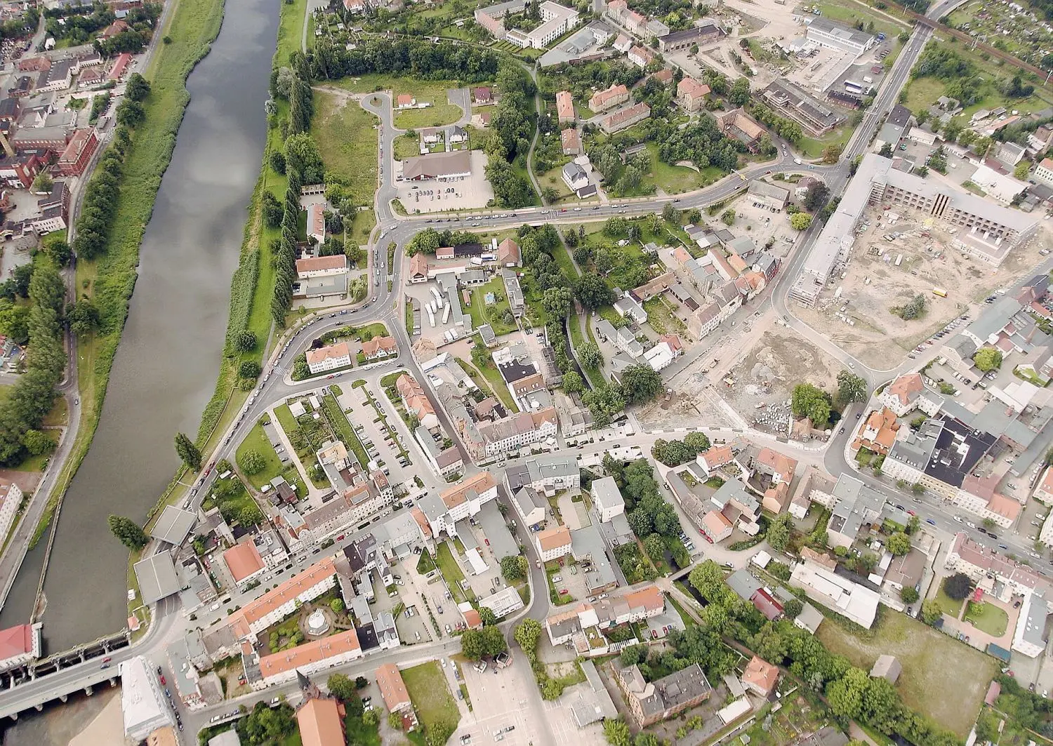 Das Zentrum der Stadt Guben mit Blick auf die Lausitzer Neiße und Gubin. Die Doppelstadt hat aus europäischen Fördertöpfen sichtbar profitiert. Europa aber ist in den Herzen vieler Menschen noch nicht angekommen.