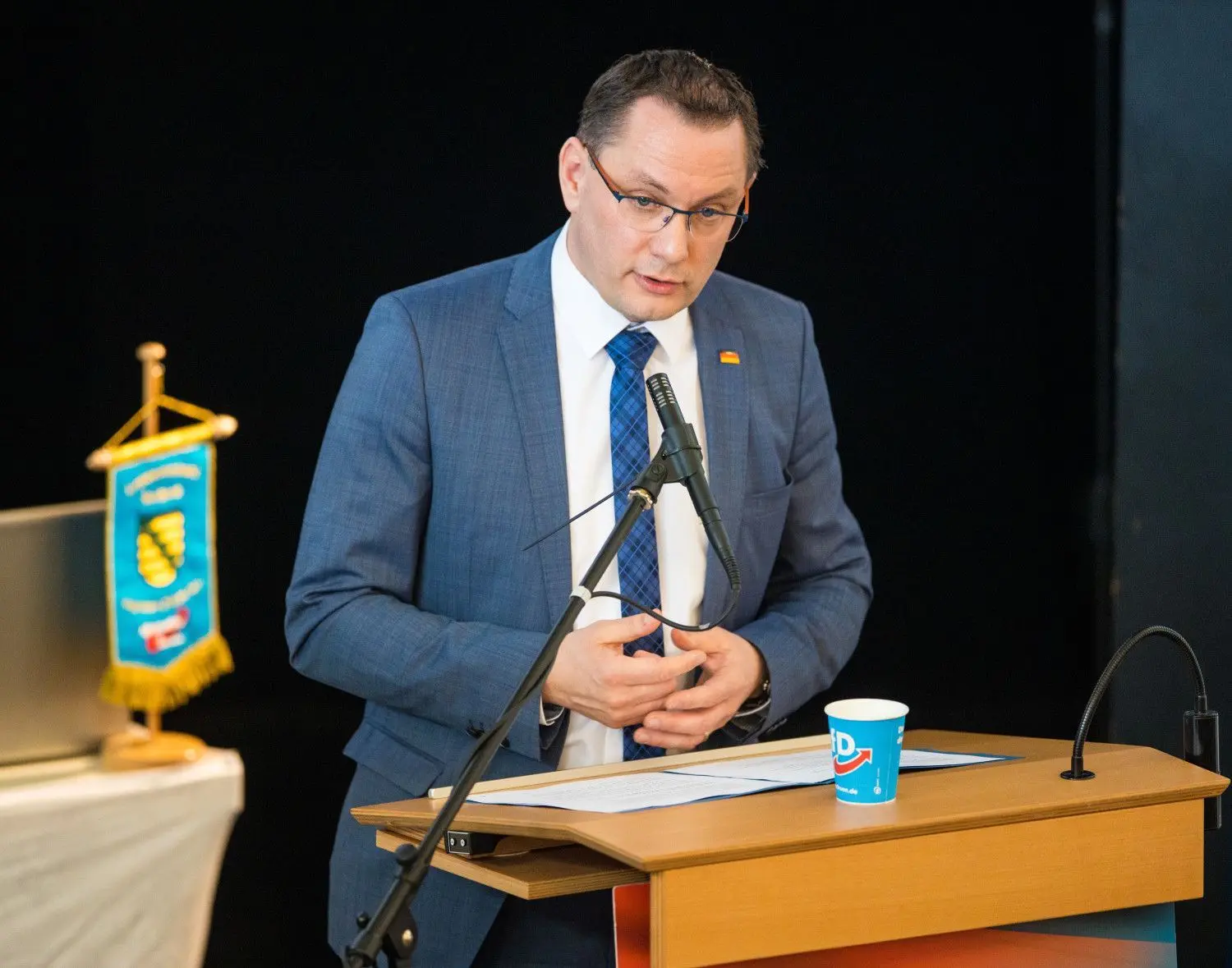 Tino Chrupalla, Bundesvorsitzender der Alternative für Deutschland (AfD), spricht auf dem Parteitag des Landesverbandes Sachsen ein Grußwort.