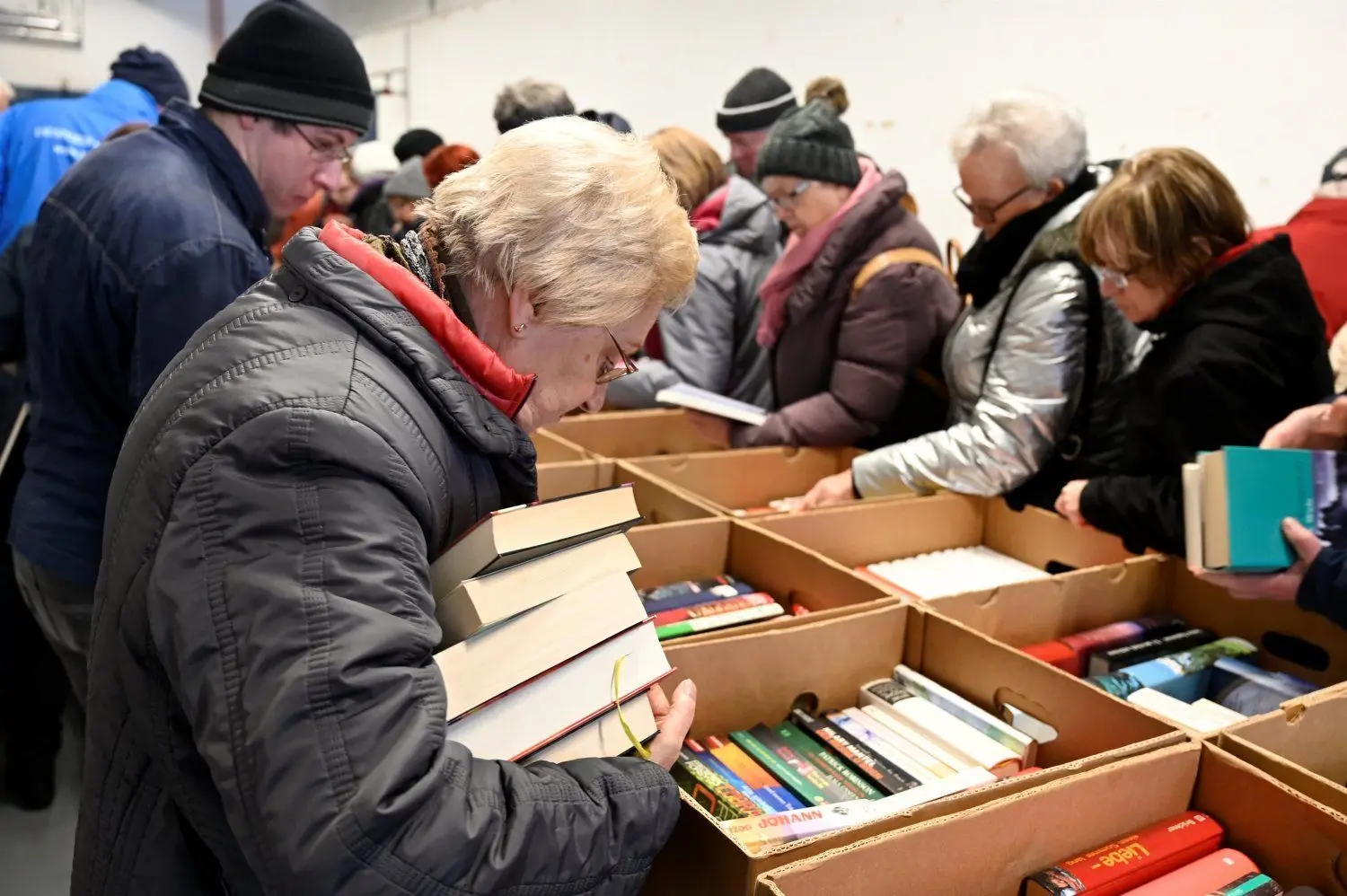 2019 wurde das erste Adventswochenende in Cottbus zum Fest für Bücherfreunde. Der gemeinnützige Lausitzer Spendenverein „Wir helfen“ hatte zum traditionellen Bücherbasar aufs Gelände der Lausitzer Rundschau eingeladen – und Hunderte kamen. In diesem Jahr muss der Bücherbasar wegen der Corona-Beschränkungen leider ausfallen.