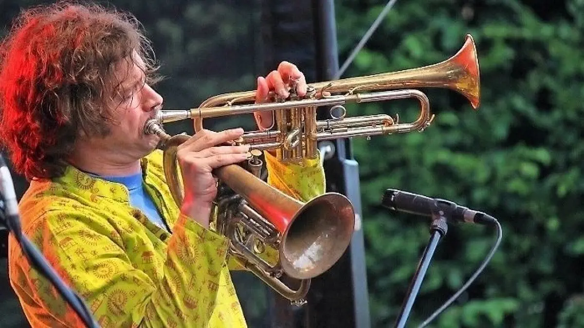 Multiinstrumentalist Matthias Schriefl kommt diesmal mit seinem Projekt Shreefpunk in die Stüler Kirche.⇥
Matthias Schriefl ist Besuchern des Peitzer Jazzfestivals noch vom vergangenen Jahr gut in Erinnerung. Der Multiinstrumentalist, Komponist und Bandleader kommt diesmal mit seinem Projekt Shreefpunk in die Stüler Kirche. Foto: Ingrid Hoberg.. .. .. ..
