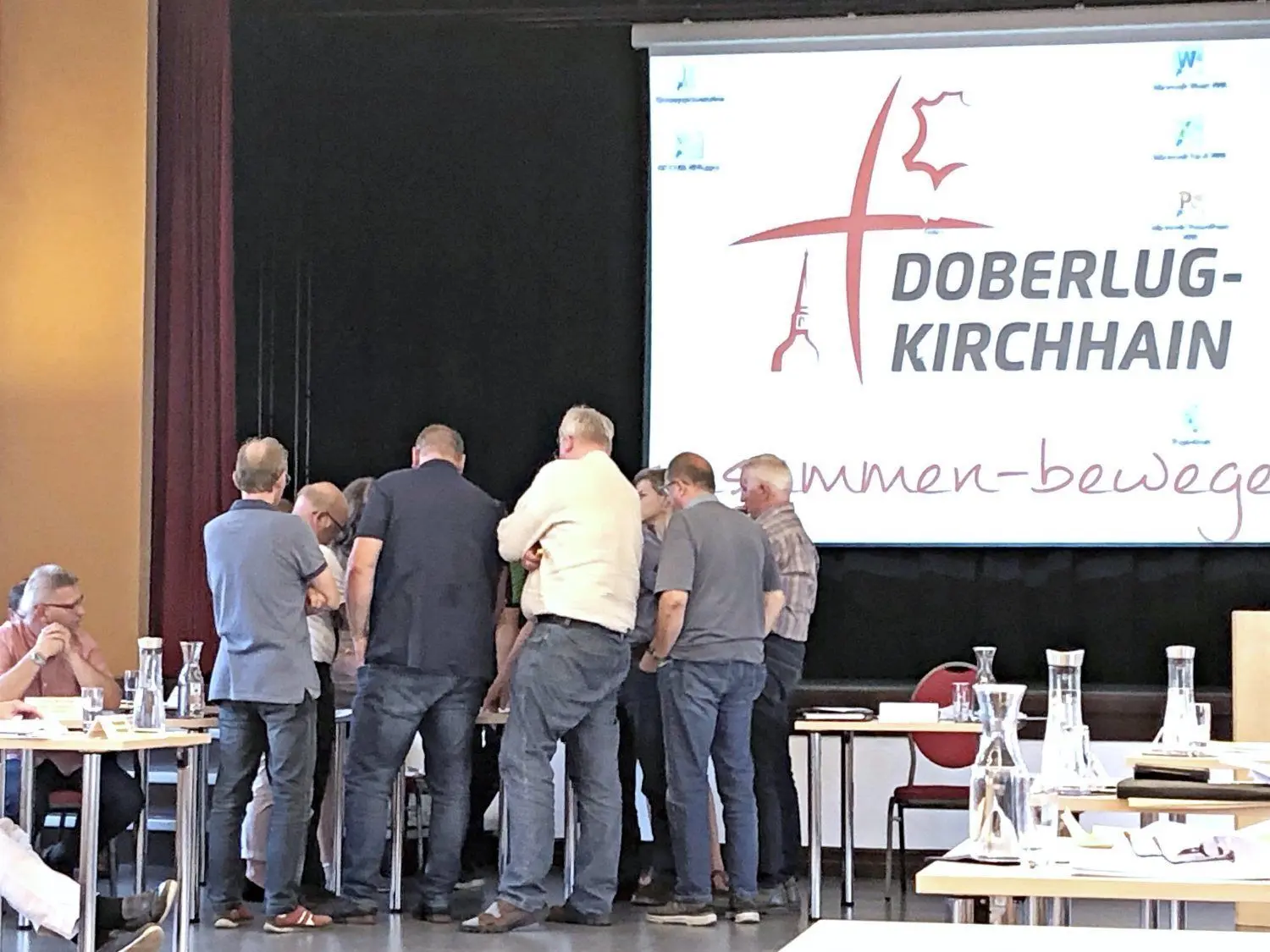 Die Köpfe zusammenzustecken auf kommunalpolitischer Ebene, wie hier noch im August 2020, ist in Zeiten hoher Infektionszahlen nicht möglich. Beschlussfassungen sind deshalb momentan nicht einfach.