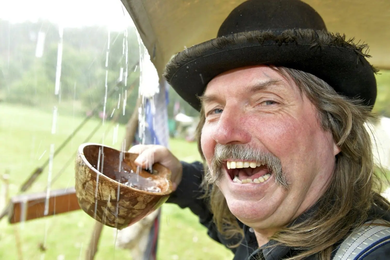 Schon beim 20. Indianer- und Westerntreffen am Rothsteiner Felsen konnte der damalige Organisator Carsten Uhlemann demonstrieren, wie Regenwasser aufgefangen wird.⇥