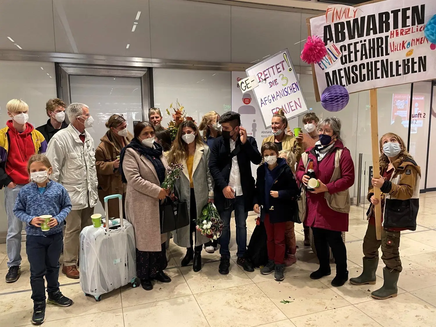 Am Berliner Flughafen wurden die Frauen und das Mädchen aus Afghanistan von den Helfern begrüßt.
