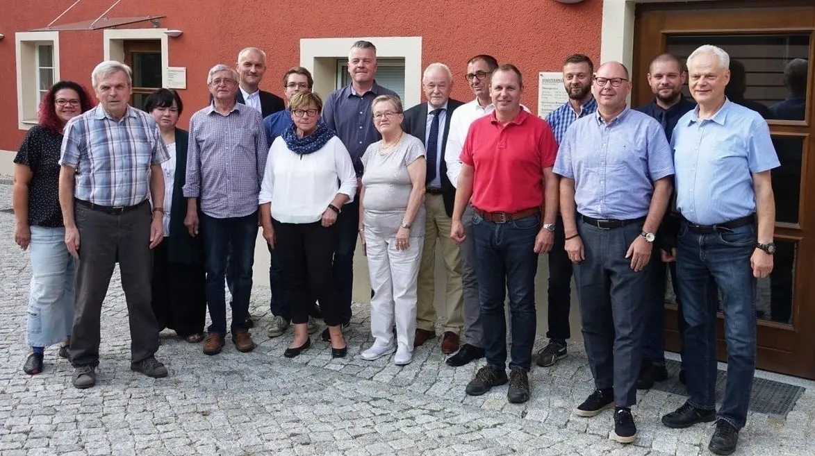 Im Juli 2019 hat sich der Stadtrat (damals noch mit Bürgermeister Andreas Bänder) konstituiert. Als scheidender Amtschef (7.v.l.) freute er sich über das starke Votum für die CDU. Die Fraktion hat nun gleich vier Vertreter verloren.