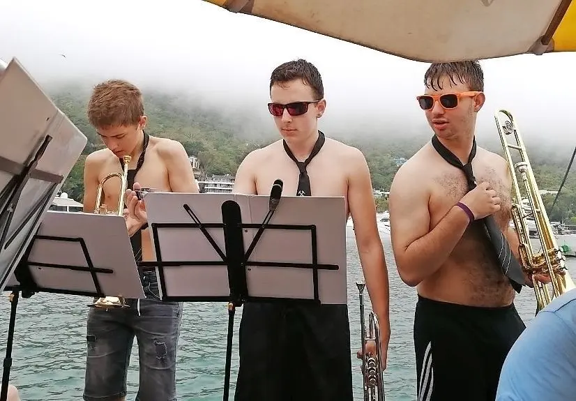 Dienstkleidung mal anders und bisher einmalig. Auf einer Yacht haben die Musiker ein kleines Konzert in Badesachen und Uniformschlips gegeben.