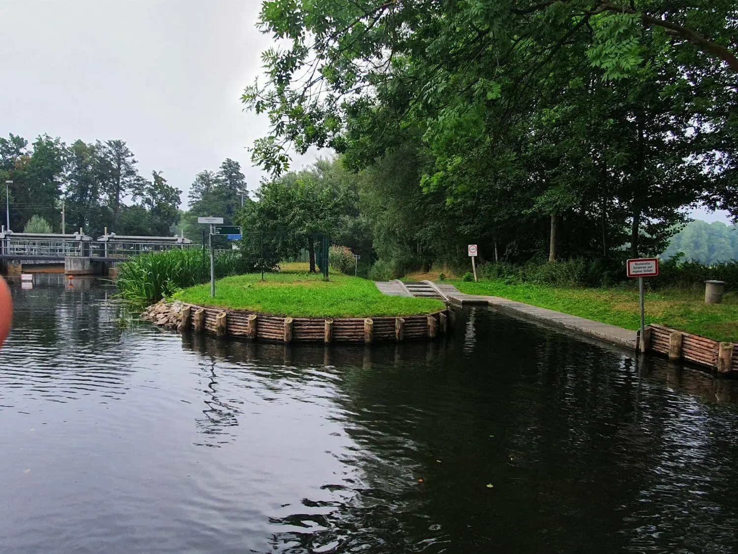 Bootsrolle (r.) am Schneidemühlenfließ in Lübbenau.
