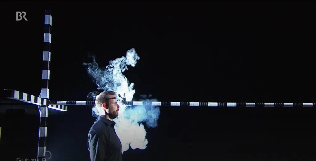 Eine Studie von Münchner und Erlanger Forschenden hat die Ausbreitung von Aerosolen beim Singen untersucht. Ein Filmbeitrag des Bayrischen Rundfunk zeigt die Ausbreitung der Atemluft ...