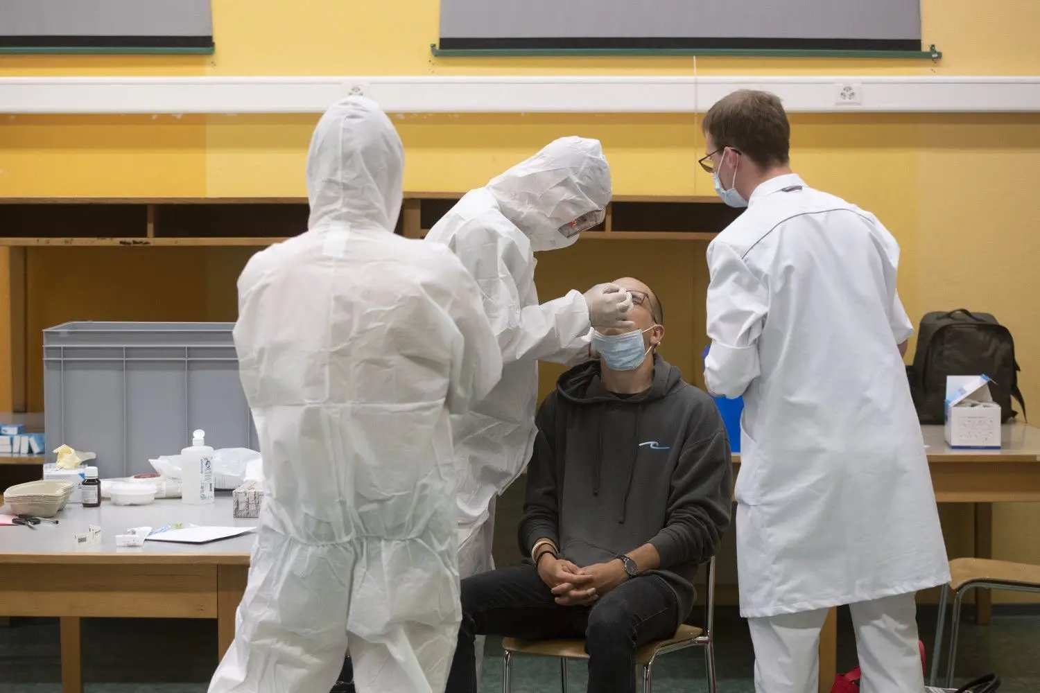 Um Corona-Ausbrüche rechtzeitig zu erkennen, fordert der Lausitzer Virologe Frank T. Hufert Corona-Tests für Menschen mit Atemwegserkrankungen.