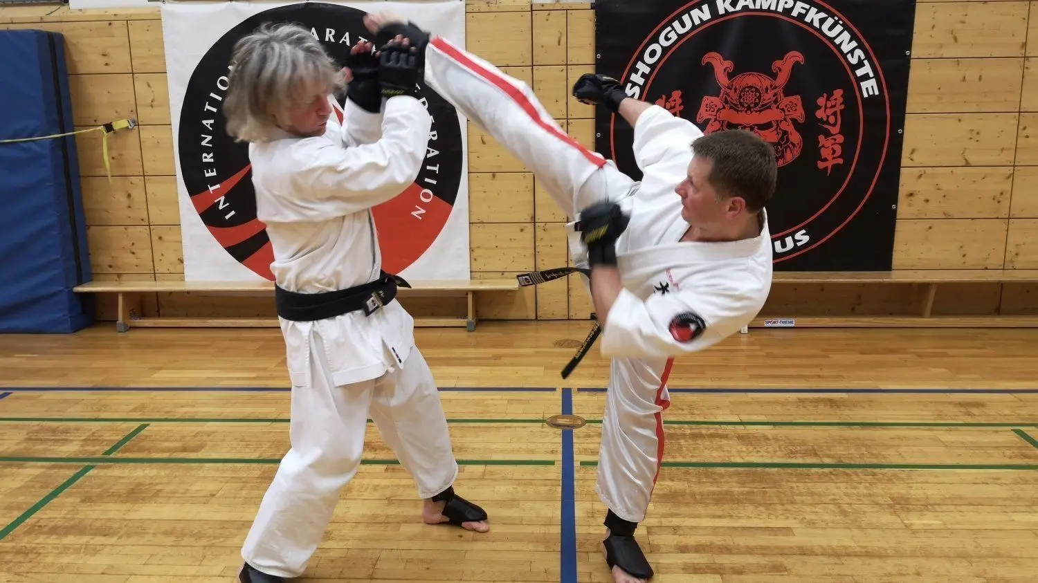 Andrzej Tomialowiz (rechts) reist zweimal die Woche aus Lubsko (Polen) an, um den Cottbuser Shogun Kampfkünste Verein im Oyama-Karate zu trainieren. Er hat den schwarzen Gürtel im fünften Meistergrad (Dan).