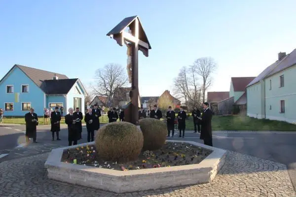 Im Vorjahr war das Osterreiten wegen Corona nicht möglich. Stattdessen beteten und sangen die Reiter in ihren Heimatorten, hier in Sollschwitz bei Wittichenau.
