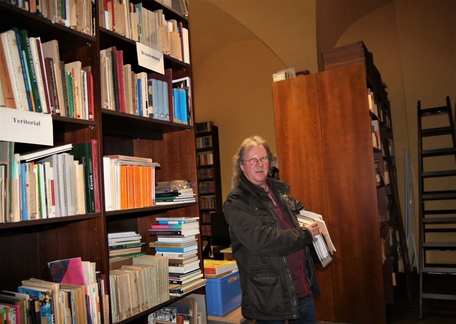 Das Schloss Spremberg hat zwei Bibliotheken. Während in der großen Kreisbibliothek vor allem Belletristik, Krimis, Fachliteratur, Kinderbücher und Spiele ausgeliehen werden können, sind alle, die zur Geschichte von Spremberg, des Spree-Neiße-Kreises und Brandenburgs forschen, in der Bibliothek des Kreismuseums willkommen.