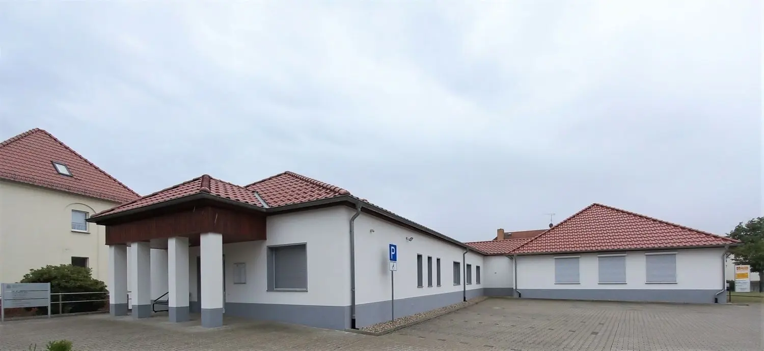Ein leerer Parkplatz und geschlossene Jalousien. Es bleibt zu hoffen, dass der Anblick, den das Gebäude jetzt über das Wochenende bietet, nicht gleichzeitig auch den zukünftigen Dauerzustand repräsentiert.
