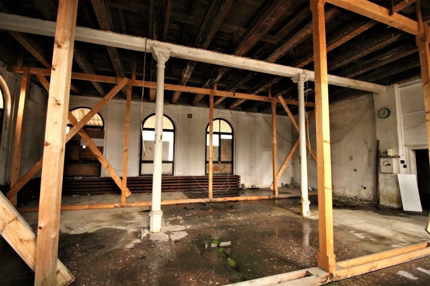 Die ehemalige Mitropa-Halle im Weißwasseraner Bahnhof ist in sehr schlechtem baulichen Zustand.