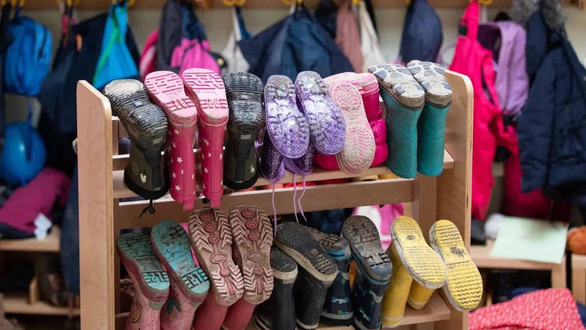 So viele Stiefel wie in dieser Kita sind während der Notbetreuung nirgends zu sehen.
ARCHIV - 04.03.2020, Nordrhein-Westfalen, ---: Kinderbekleidung und Stiefel sind in einer Kindertagesstätte zu sehen. In den Kindertagesstätten in Nordrhein-Westfalen wird es ab Montag nur noch einen eingeschränkten Betrieb geben - Kitas bleiben aber grundsätzlich geöffnet. Gruppen sollen voneinander getrennt und der Betreuungsumfang für jedes Kind im Januar um 10 Stunden pro Woche reduziert werden, kündigte Familienminister Stamp (FDP) am Mittwoch in Düsseldorf an. Foto: Friso Gentsch/dpa +++ dpa-Bildfunk +++