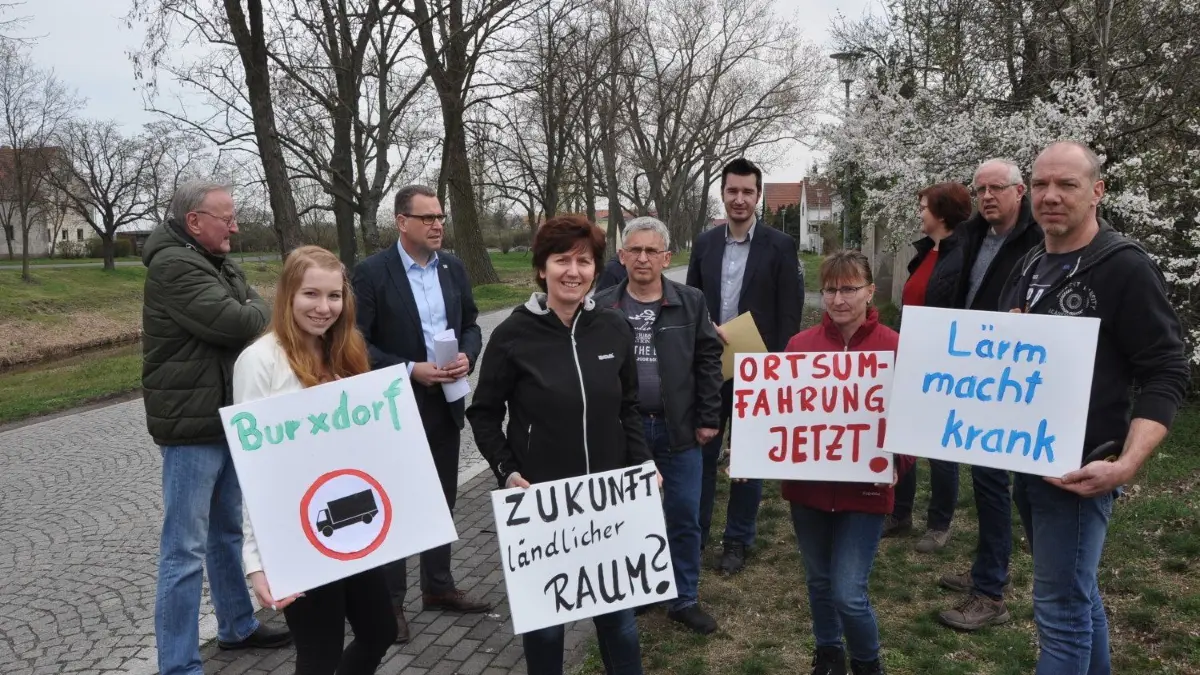 Demo gegen Schwerlastverkehr im Jahr 2019 auf der Dorfstraße in Burxdorf. ⇥
Demo gegen Schwerlastverkehr auf der Dorfstraße Mühlberg