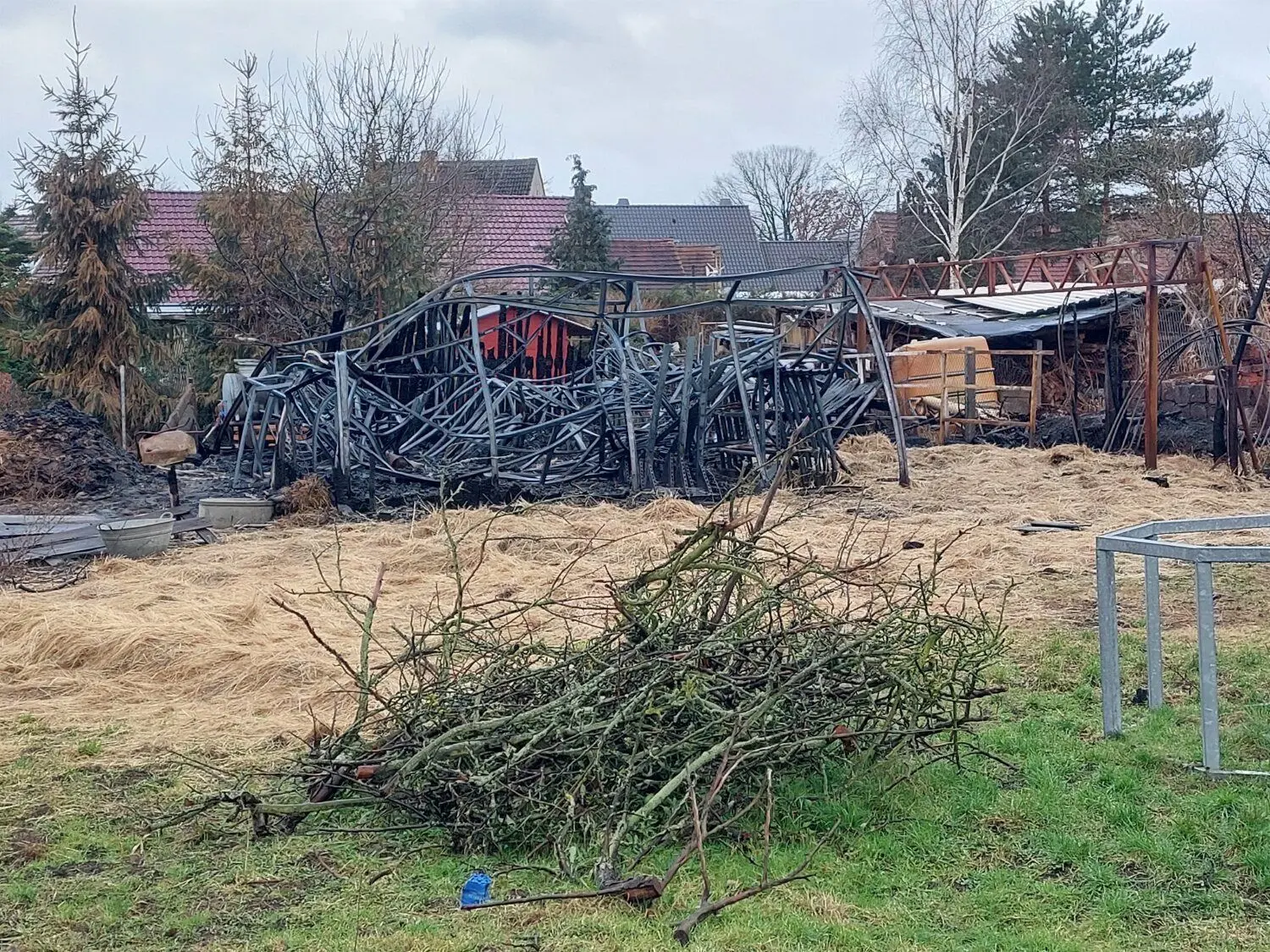 Der Brandort in Ogrosen zeigt sich vier Wochen nach dem Unglück unverändert. Christel Paulick hat bewusst noch keine Aufräumarbeiten um ihr abgebranntes Stallgebäude durchgeführt.