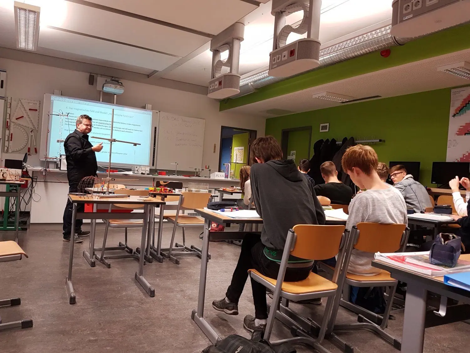 Physikalische Versuche brauchen nicht unbedingt große Ausstattung. Manchmal reicht das Spielzeug aus der Zauberkiste des Lehrers.