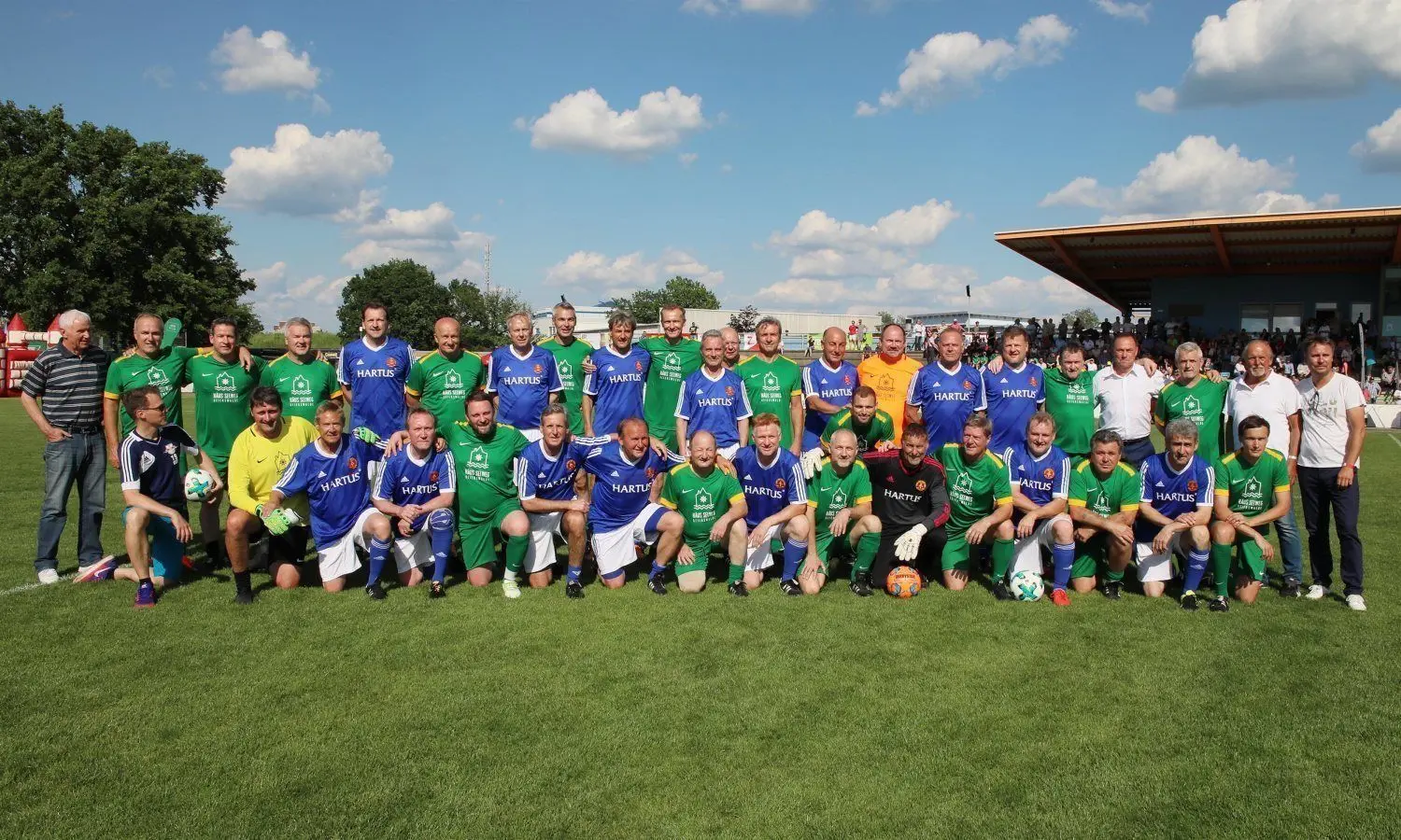Gruppenbild: Die Spieler der DDR Auswahl kickten in Blau, die Hoyerswerdaer Regionalauswahl lief vor rund 1000 Zuschauern im Jahnstadion in Grün auf.