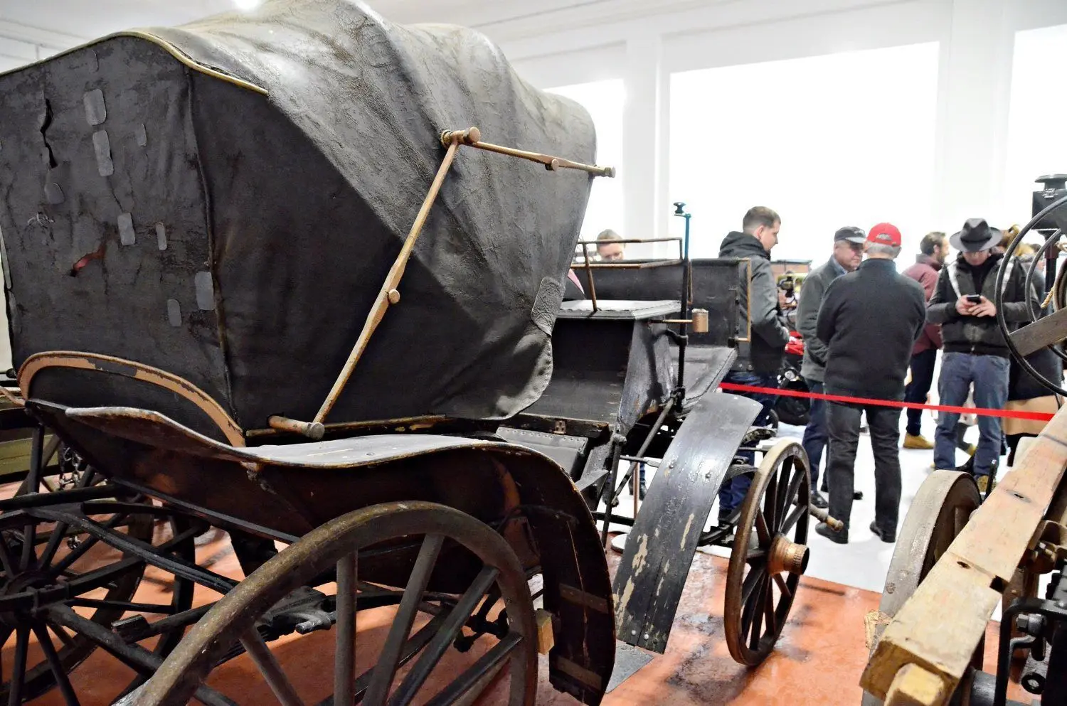 Die Gemeinde Massen-Niederlausitz hat eine Kutschenausstellung eingerichtet. Im Bild: Mylord, Baujahr vor 1900, mit Lederklappverdeck