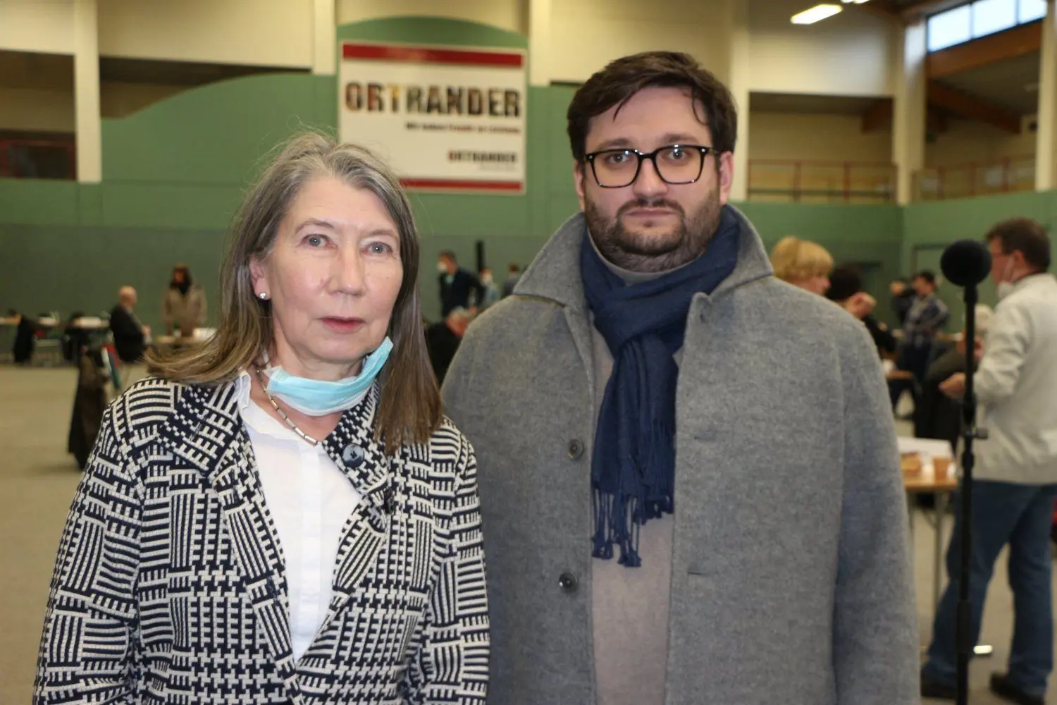 Lore Seidel, Sprecherin vom Bündnis Demokratisches Senftenberg, und Paul-Philipp Neumann, Seebrücke Lausitz, setzen sich für OSL als „Sicheren Hafen“ für Flüchtlinge ein.