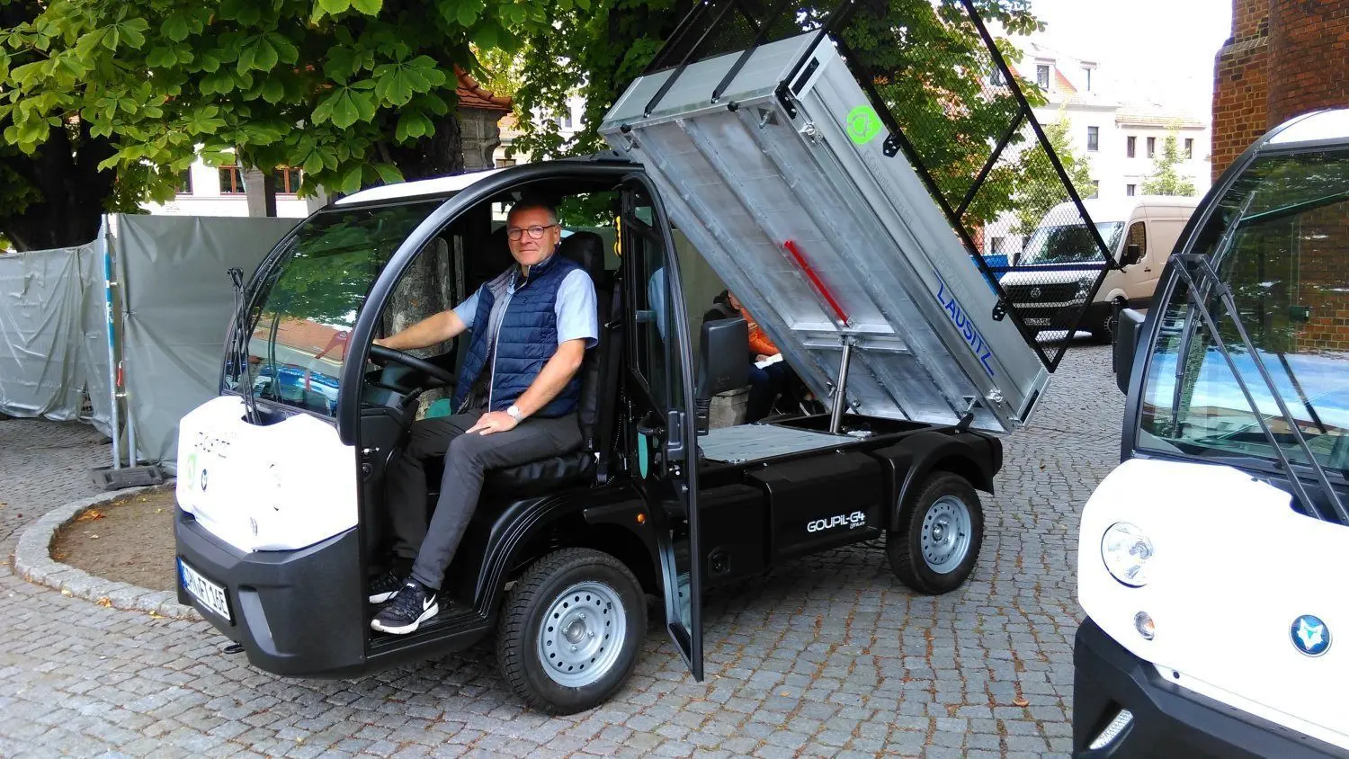Frank Scharkoff, Geschäftsführer der Firma Spezialfahrzeuge Lausitz aus Kolkwitz, stellte kleine Nutzfahrzeuge aus, die elektrisch angetrieben werden.