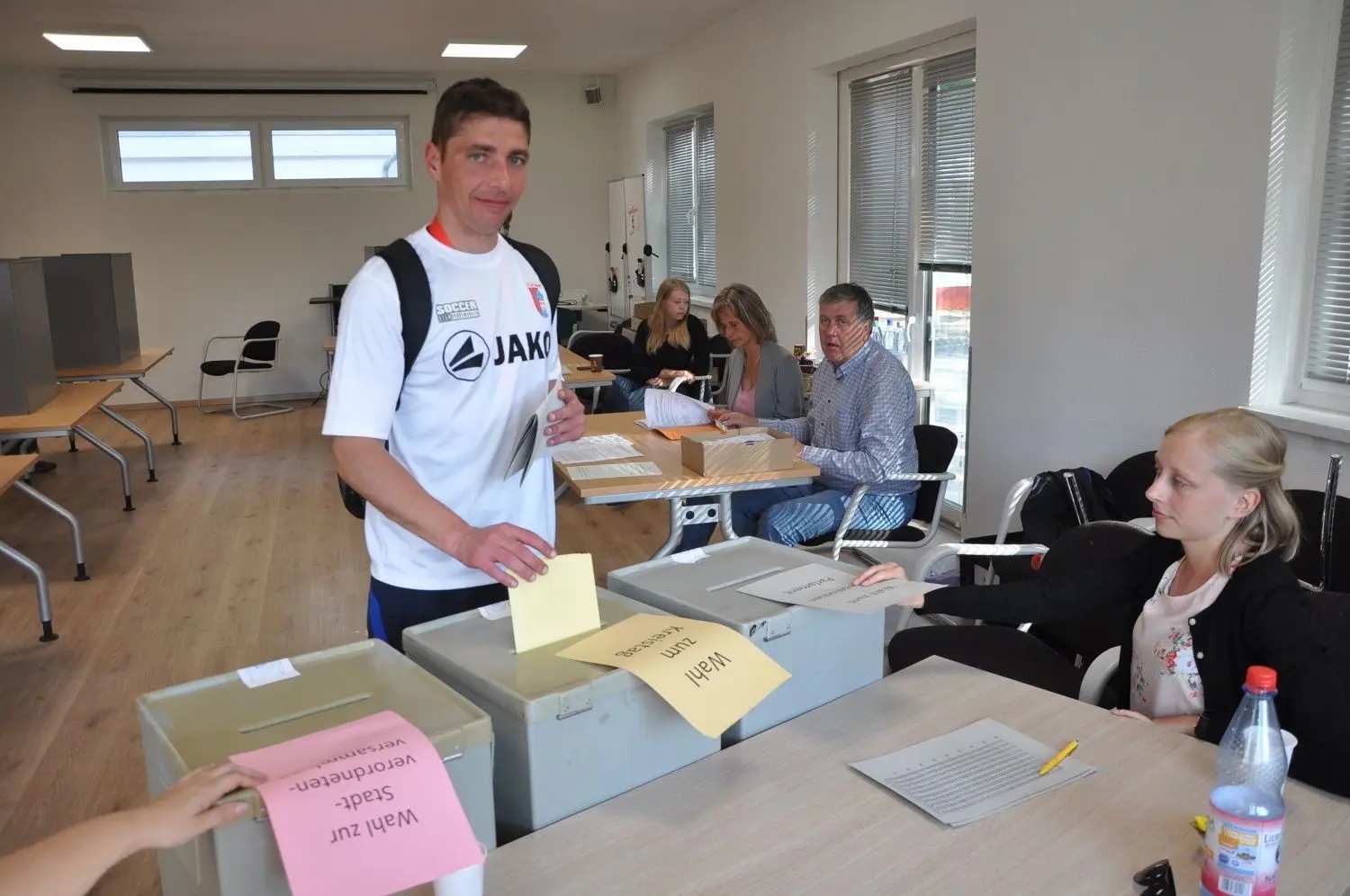 Am Wahllokal im Waldstadion Bad Liebenwerda: Benjamin Enders (18, vorn) und Lucius Gröger (16) haben sich die Muster der Wahlzettel mit den darauf stehenden Kandidaten sehr genau angeschaut. "Ich schaue auch auf die Berufe, finde zum Beispiel Sozialpädagogen gut. Sie bewerten meines Erachtens die Zusammenhänge in der Gesellschaft am besten", sagt der 18-Jährige Schüler am Elsterschloss-Gymnasium Elsterwerda, der zudem auch an den Klimademonstrationen teilnimmt. "Ich war am Freitag bei der in Berlin ebenfalls dabei", sagt er und findet es richtig, dass die Jugend sich einmischt...Lucius durfte zwar noch nicht an den Europa-, aber an den Kommunalwahlen zum ersten Mal teilnehmen. Der 16-Jährige Oberschüler glaubt, dass es immer noch eine große Gruppe Desinteressierter in seiner Altersklasse gibt, schätzt aber auch ein, dass es immer mehr werden, die sich für Politik interessieren und ihr Wahlrecht wahrnehmen. Seine Kritik: "Die Kandidaten für die Europawahl haben viel Werbung gemacht, an mehr Informationen über die Bewerber für Kreistag und Stadtverordnetenversammlung zu kommen, war aber nicht einfach."