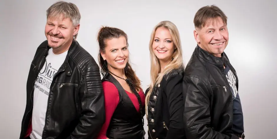 Die „Second-Life-Partyband“ tritt in Vetschau beim Tanz in den Mai auf: Henry, Jane, Sarah und Mario (v.l.) gehören dazu.