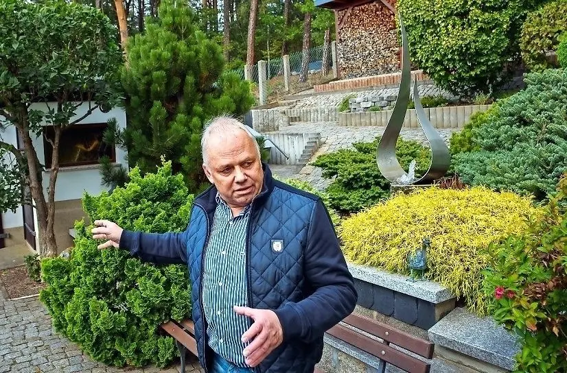 Vom sozialistischen Kind zum Werkleiter: Mario Mackowiak, langjähriger Geschäftsführer der Keulahütte, steht in seinem Garten.