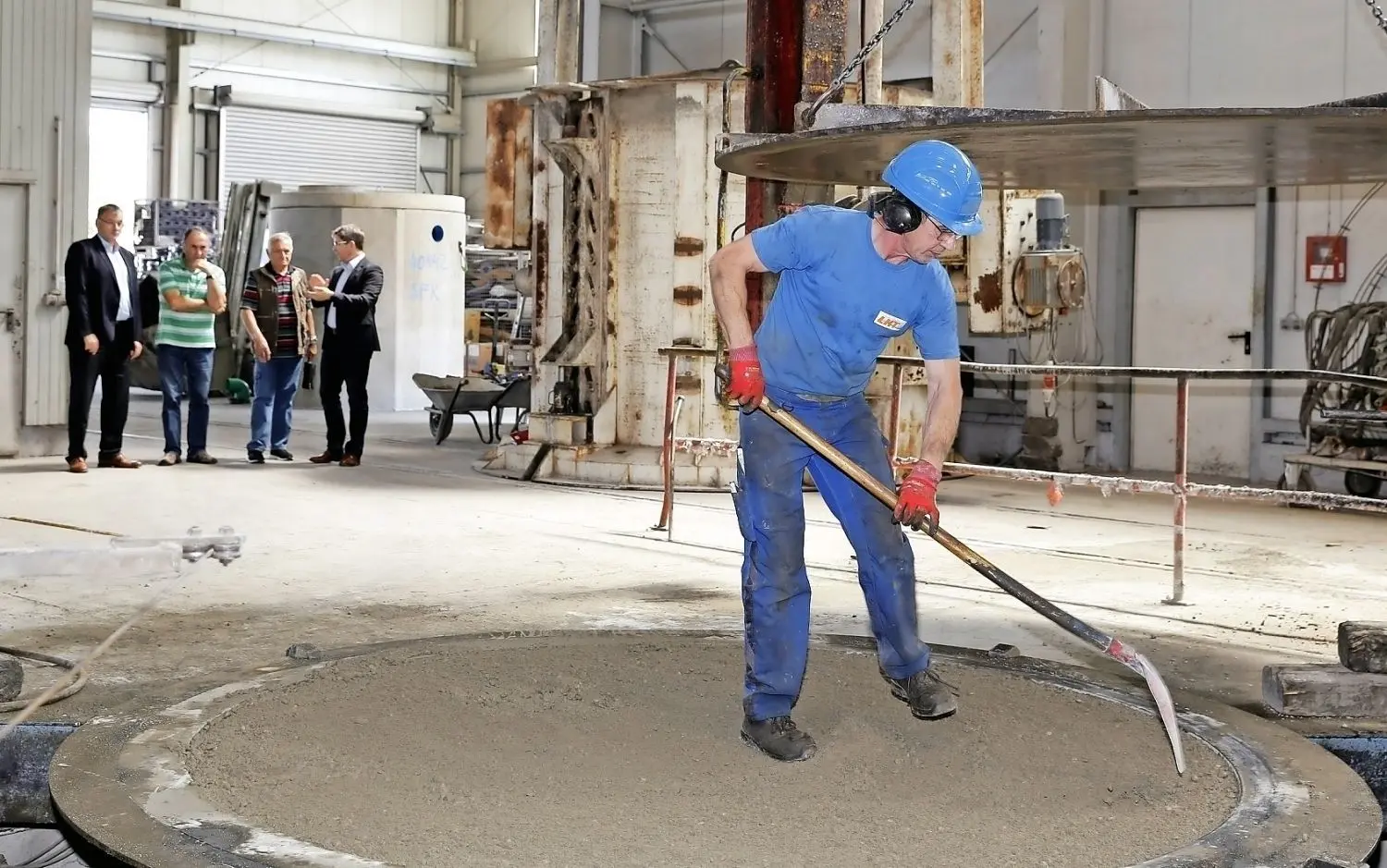 Wie ein Kompaktschacht für eine Kleinkläranlage gefertigt wird, konnten die Sommertour-Teilnehmer beim Rundgang durch die Produktion verfolgen.