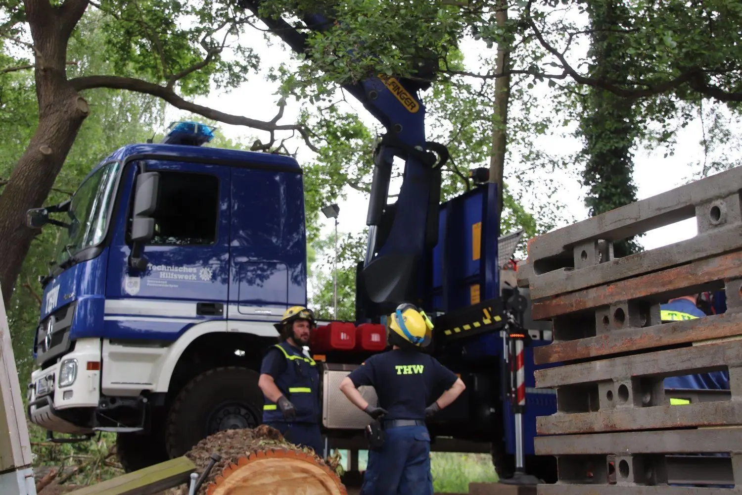 Die Fachgruppe Brückenbau des Technischen Hilfswerkes bringt 15 Tonnen Material und schwere Technik am Stillen Fließ in Burg an den Start.