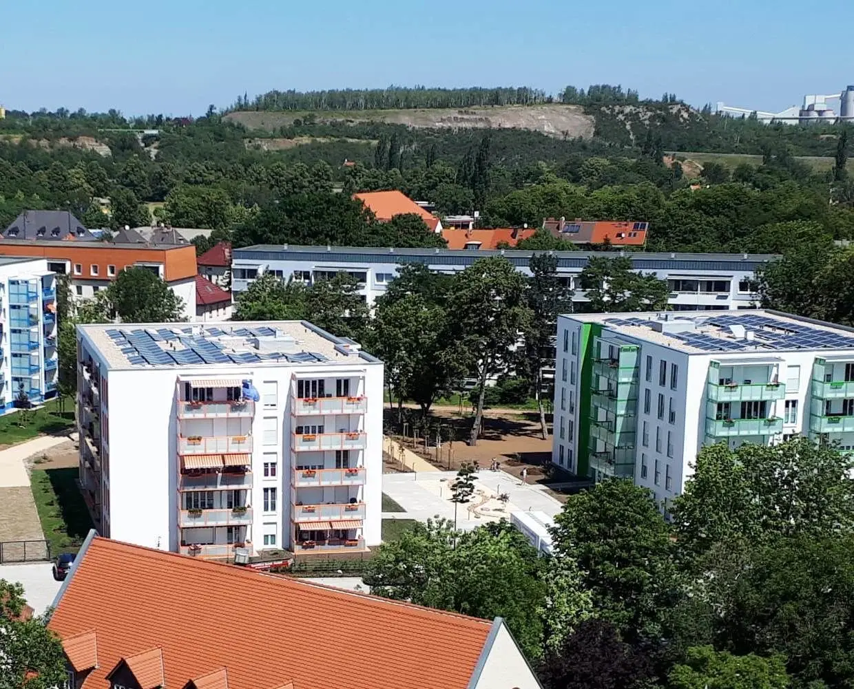 Blick auf den im Mai 2019 fertiggestellten Marienhof am Hasenturm in Bernburg (Saale) mit 70 Wohnungen in  zwei Mehrfamilienhäusern. Die Häuser sind alle komplett im Betonwerk der Firma Menzel Beton-Bausysteme GmbH Großthiemig (Elbe-Elster)  vorgefertigt  worden.