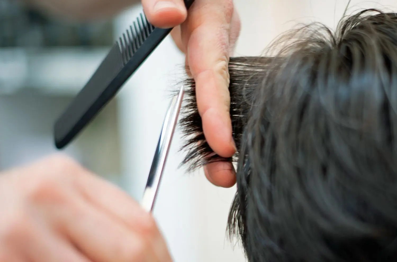 Müssen Friseure in Brandenburg wieder schließen oder dürfen sie auch nach den neuen Regeln des geänderten Infektionsschutzgesetzes und der Bundes-Notbremse offen bleiben? Geimpfte dürfen nun auch ohne Test zum Friseur gehen.