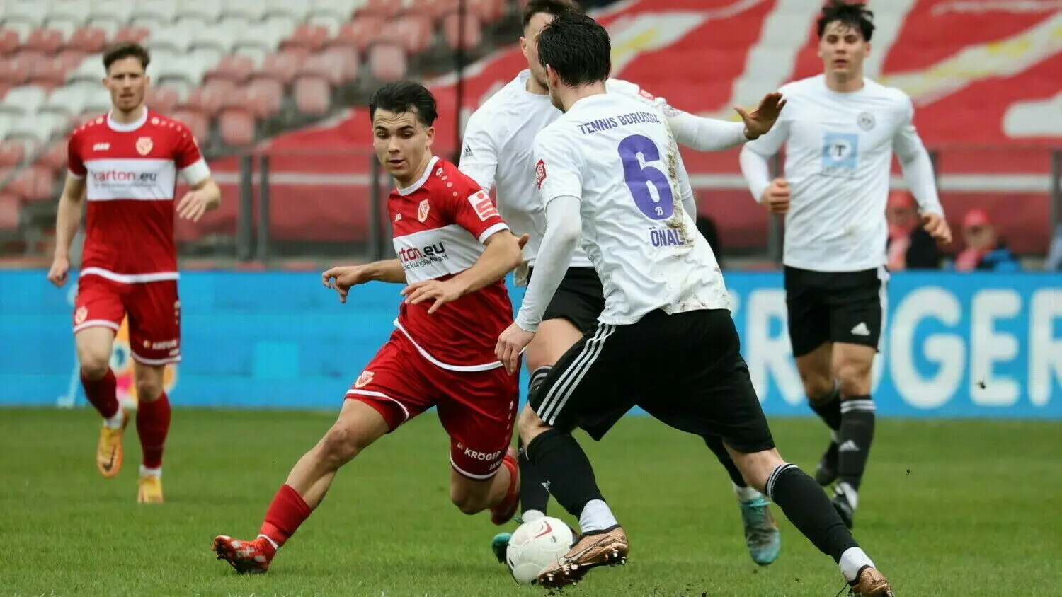 Jan Shcherbakovski (Mitte) und Energie Cottbus gewannen zwar gegen Tennis Borussia Berlin. Der Jubel hielt sich jedoch in Grenzen.