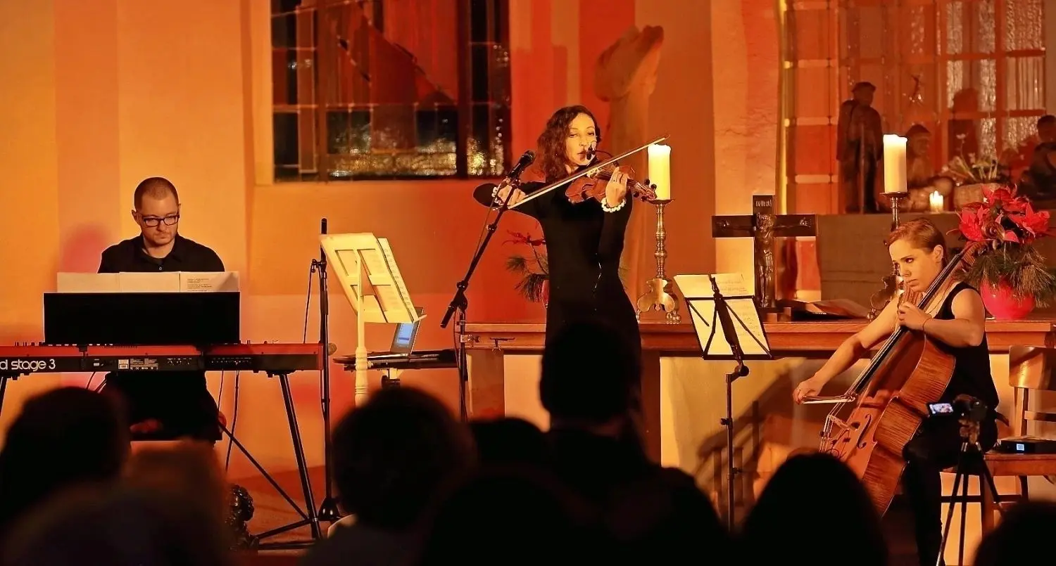 Katharina Garrard (M.), Lee Caspi und Igor Zotic haben beim Neujahrskonzert in Forst überzeugt. ⇥