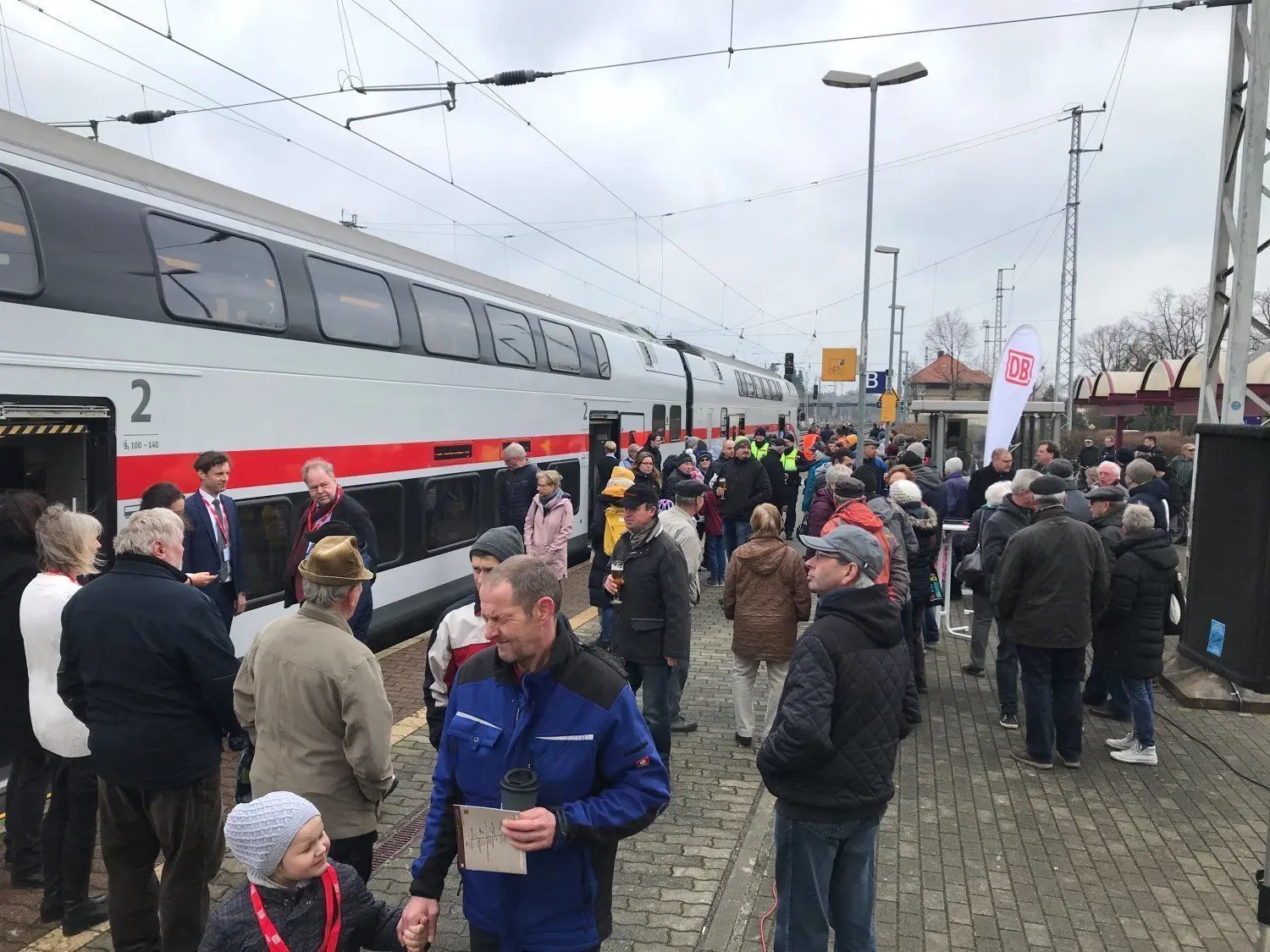 7. März 2020, kurz nach 11 Uhr: Der neue IC rollt aus Dresden kommend auf dem Bahnhof Elsterwerda ein - Premierenfahrt vor dem offiziellen Start am 8. März nach Berlin-Rostock - künftig im Zweistundentakt