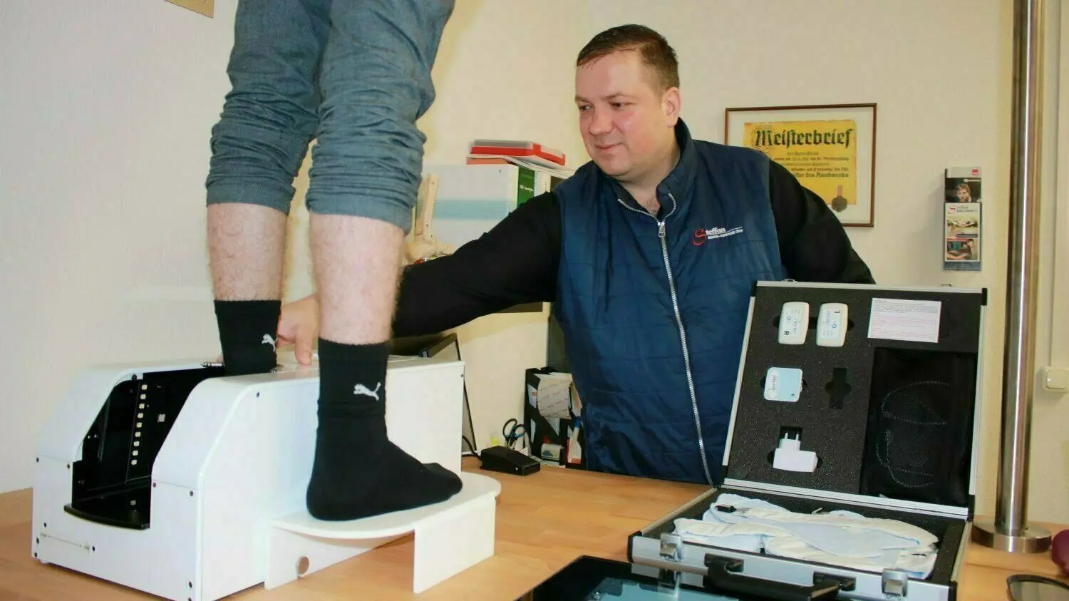 Orthopädieschuhmacher-Meister Martin Michel kann mit dem 3D-Vollfußscanner ein digitales Abbild des Patientenfußes erstellen.