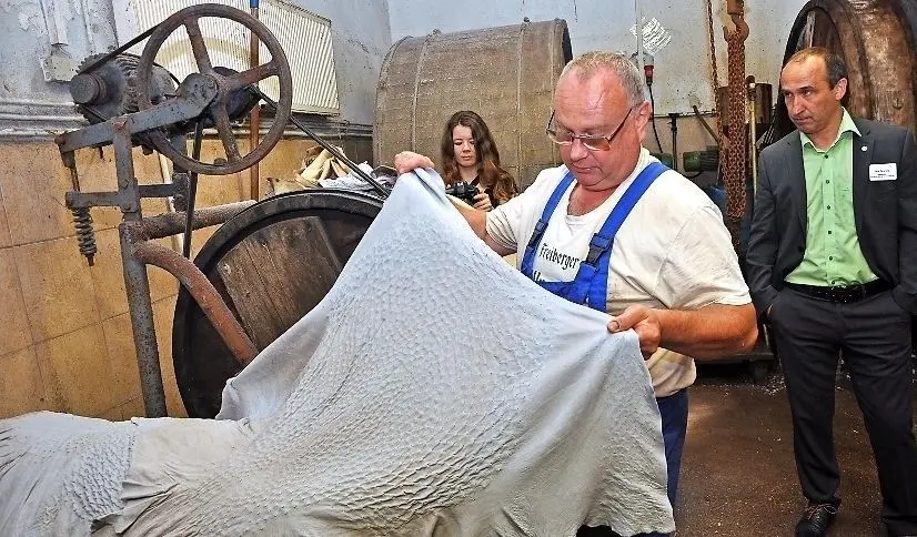 Gerber Paul E. Höppner aus Doberlug-Kirchhain mit Straußenleder. Wegen seiner Noppen ist es das zweitteuerste Leder der Welt.