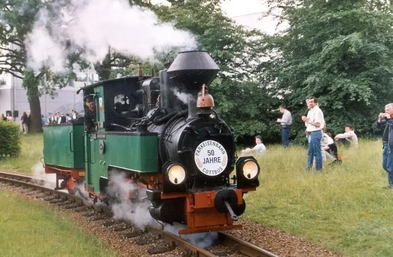So haben die Cottbuser Graf Arnim in Erinnerung: Mit grünem Anstrich fuhr die Dampflok zuletzt für die Parkbahn. Diese Aufnahme stammt vom Jubiläum 50 Jahre Parkeisenbahn im Jahr 2004.