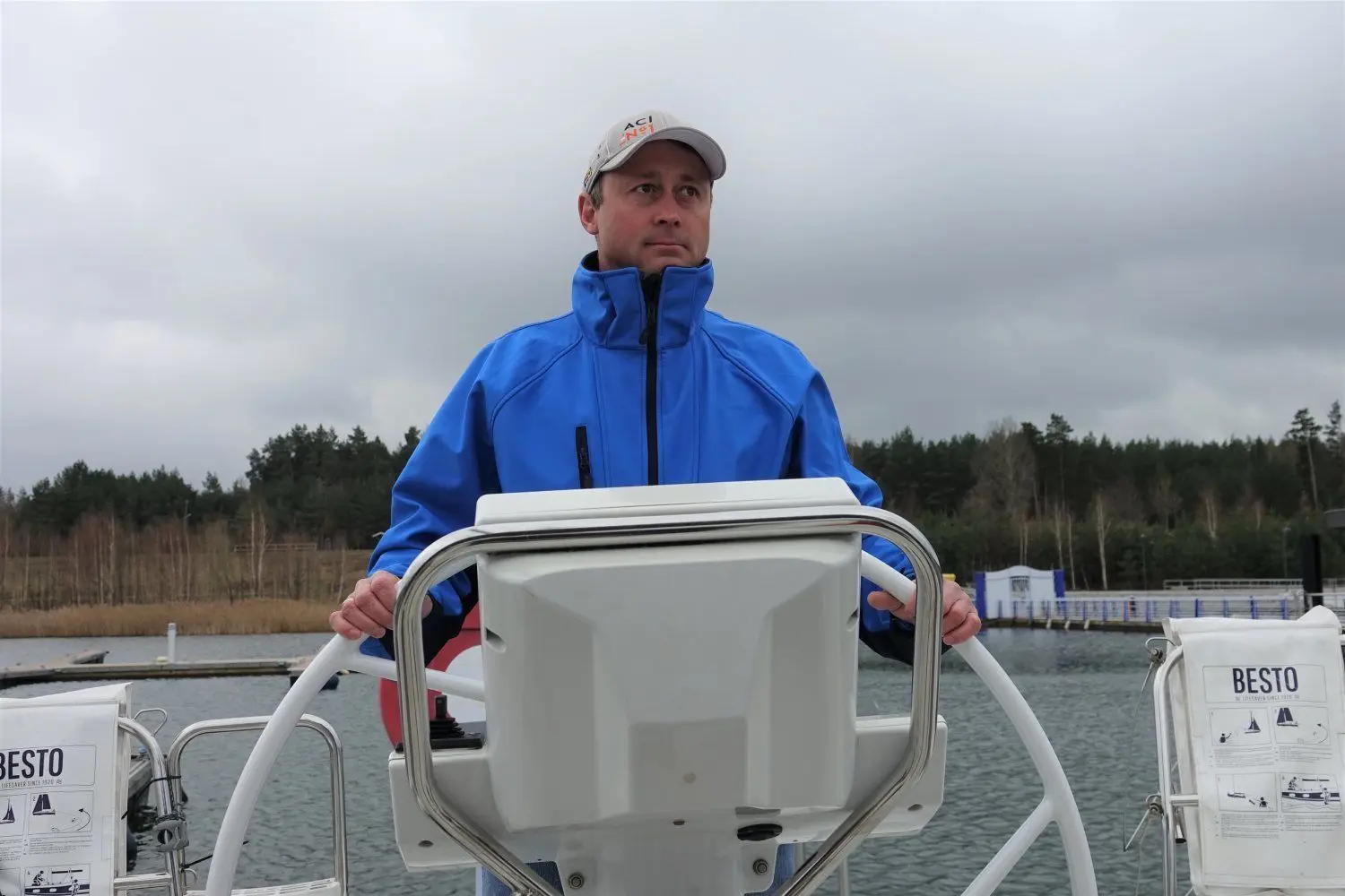 Sven Meißner am Steuer von Mrs. Tango im Hafen von Klitten.