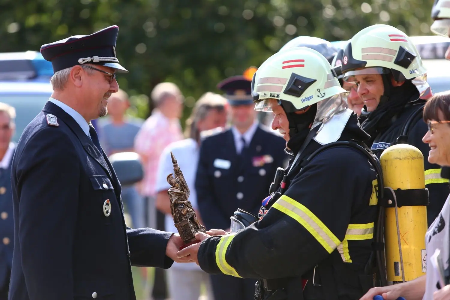 Der Bademeuseler Kamerad Steffen Reichstein überreicht Andreas Britze den „Heiligen Florian" - den Schutzpatron der Feuerwehrleute.